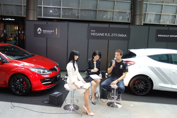 トークセッションより。ジョリオン・パーマー氏は父親（ジョナサン・パーマー）もレーサーだったため、幼いころからレースが身近だったと語った。