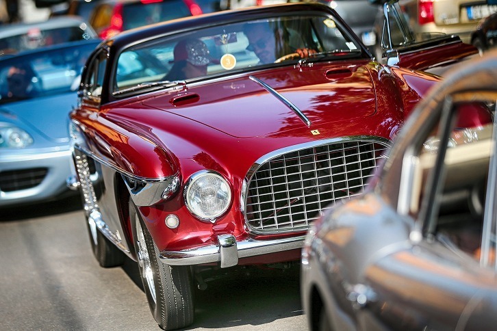 マラネッロの市街地で行われたフェラーリパレードの様子。