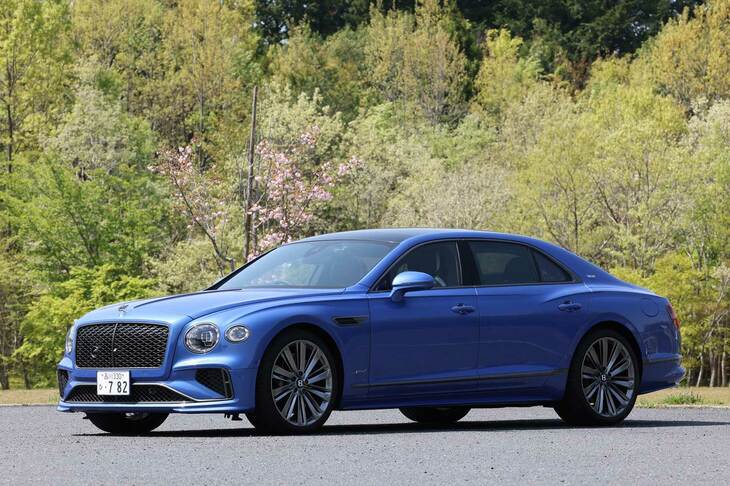 2024年9月に発表された第4世代の「ベントレー・フライングスパー スピード」。4リッターV8エンジンに、外部充電が可能な電動パワートレインを組み合わせた「ウルトラパフォーマンスハイブリッド」を搭載する。車両本体価格は3379万2000円。