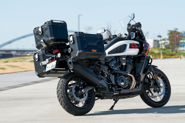 ハーレー初の、そして現状唯一のアドベンチャーモデルとして2021年に登場した「パン アメリカ1250」。試乗車は2026年モデルで追加された「リミテッド」で、ロングツーリングやオフロード走行に好適な装備が追加されている。