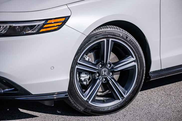 タイヤ内部で発生する不快な共鳴音を打ち消すという19インチサイズの「ノイズリデューシングホイール」を採用。今回の試乗車は235/45R18サイズの「ミシュランeプライマシー」タイヤを組み合わせていた。