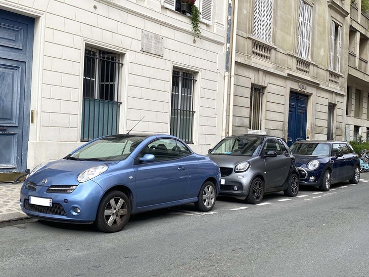 「日産ミクラ（マイクラ）CC」。こちらも「クリテア」の第3カテゴリーである。古いクルマがたたずむパリの風景は、もはや絵ハガキのなかのみになろうとしている。