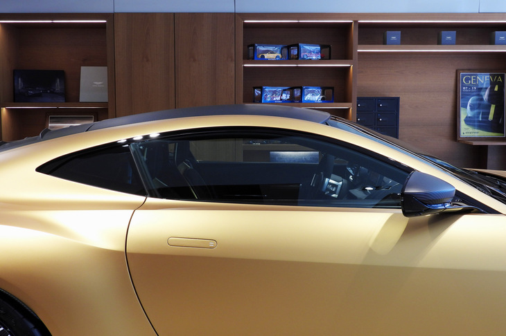 アストンマーティン・ヴァリアント（ショルダーライン）