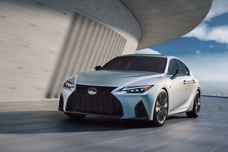 2019年4月に新設された「トヨタテクニカルセンター下山」をはじめ、世界中で走り込みを重ねてきたという改良型「IS」。レクサスならではの走りを熟成させてきた。