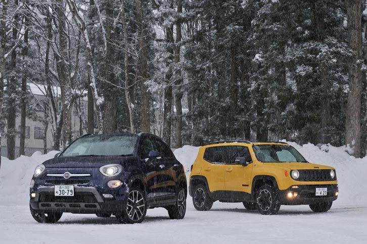 「フィアット500Xクロスプラス」（左）と「ジープ・レネゲード トレイルホーク」（右）。