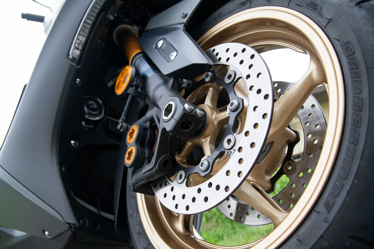 ブレーキは前にφ267mmのダブルディスク、後ろにφ282mm大径シングルディスクを装備。前には対向4ピストンのラジアルマウントキャリパーを組み合わせ、高いコントロール性を実現している。
