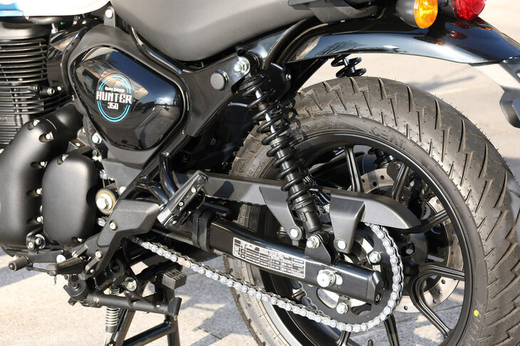 サスペンションは、前が同車専用に開発されたφ41mmの正立フォーク、後ろが単筒型のツインショックで、後者には6段階のプリロード調整機構が備わる。