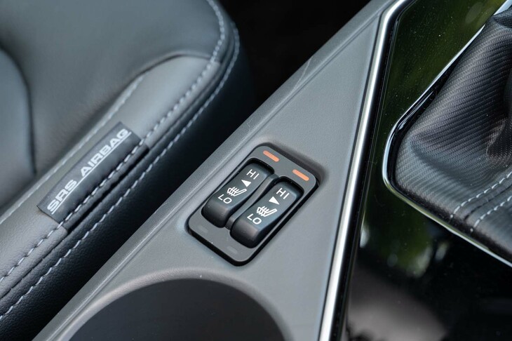 エアコンの操作パネルはセンターディスプレイに統合されているが、オプションのシートヒーターのスイッチはセンターコンソールに残されている。これは「ツーリング」でディスプレイは要らないが、シートヒーターは欲しいという要望に対応するためらしい。