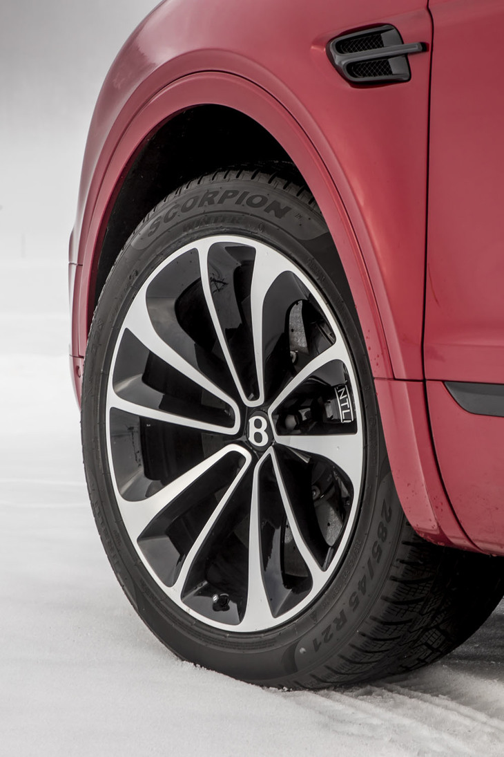 オプションでカーボンセラミックブレーキを選択可能。フロントに10ピストンのキャリパーを備える。