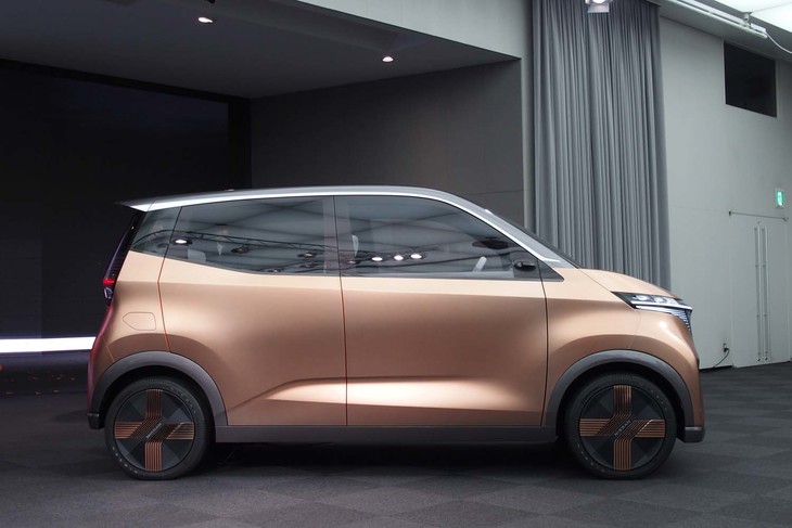 「ニッサンIMk」のサイドビュー。前後のオーバーハングを切り詰めた、特徴的なフォルムになっている。