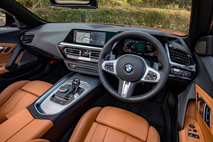 センタークラスターをややドライバー側に向けて配置するなど、インテリアは“ドライバー・オリエンテッド”なデザイン。音声会話だけで車両の操作、情報へのアクセスなどが可能な「BMWインテリジェント・パーソナル・アシスタント」など、装備も充実している。