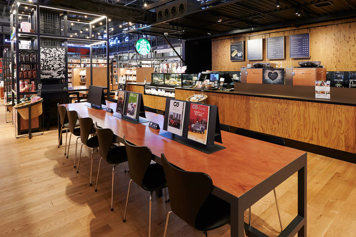 ⑤おいしいコーヒーでひと息つこう
2Fでは「スポーツとクルマ」や「旅とクルマ」など、テーマごとに商品が並べられている。だからぐるぐる回っても飽きるということがない。歩き疲れたら3Fまで吹き抜けになった心地よい空間で、スターバックスのコーヒーを飲みながらひと休みしたい。