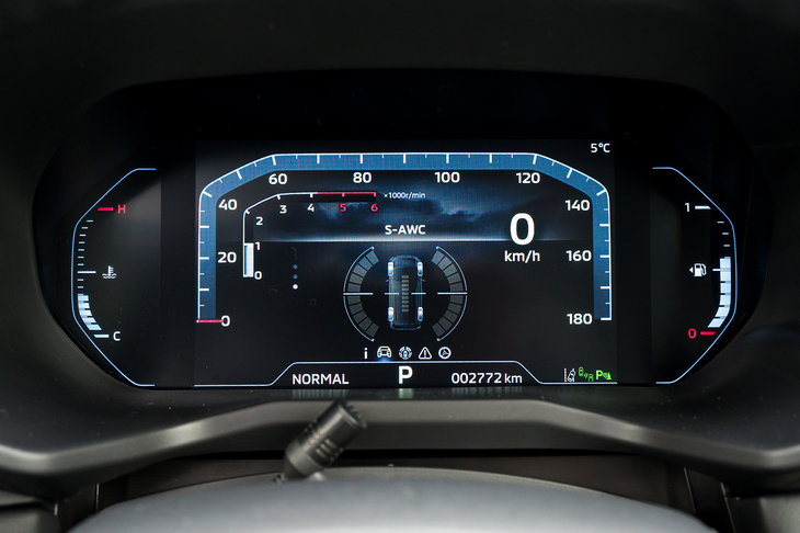 メーターパネルは8インチの液晶表示式へと変更。日産／三菱で広く使われるユニットのようだが、レイアウトは「デリカD：5」のオリジナルだ。