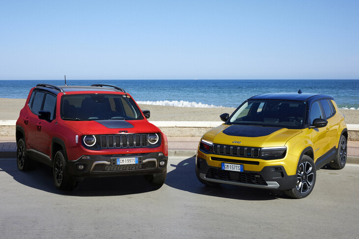 全高は「レネゲード」（写真左）が1695mmなのに対し、「アベンジャー」（同右）は1595mm。実に10cmも背が低い。