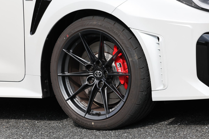 「メタルスターチタンブラック」の塗装が施されたBBS製の18インチホイールを標準で装備。235/40R18サイズの「ヨコハマ・アドバン エイペックスV601」を指定タイヤとして組み合わせている。