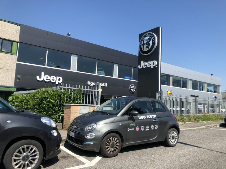 シエナのFCA販売店、ウーゴ・スコッティ。本社による近年のディーラー向け政策に従い、社屋の半分はプレミアムラインであるジープとアルファ・ロメオ、半分はフィアット、アバルトそしてランチアに充てられている。