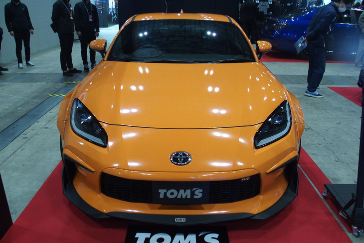 「TOM’S GR86ターボ」に搭載される2.4リッター直4エンジンは、ターボ化によって最高出力300PSを発生。空力性能をアップするディフューザーやワイドなボディーデザインも同車の特徴だ。