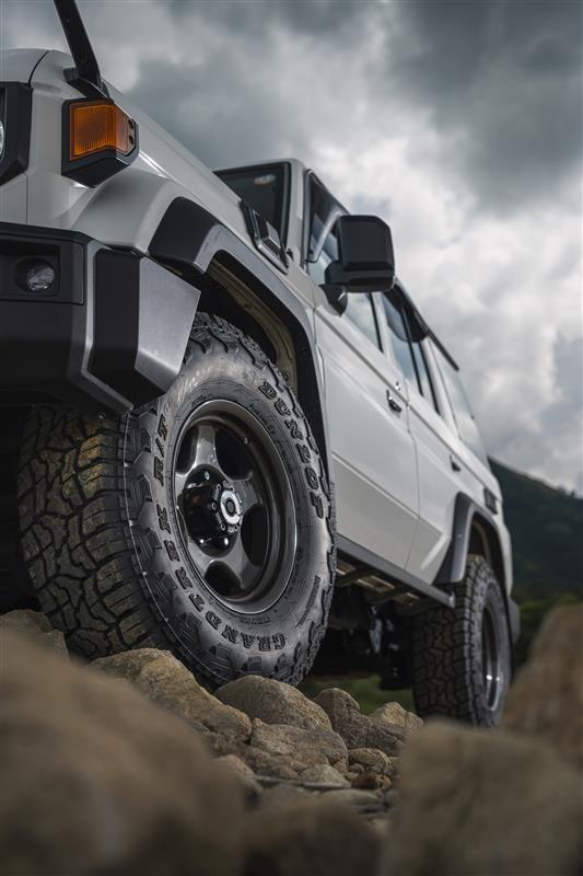 「グラントレックR/T01」（ブラックレター面）の装着イメージ。