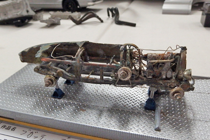 スイスのある湖底に沈められており、2009年に73年ぶりに引き上げられたという「ブガッティT22ブレシア」。そのサルベージ時の状態を、1/43のメタルキットをベースに再現したモデル。