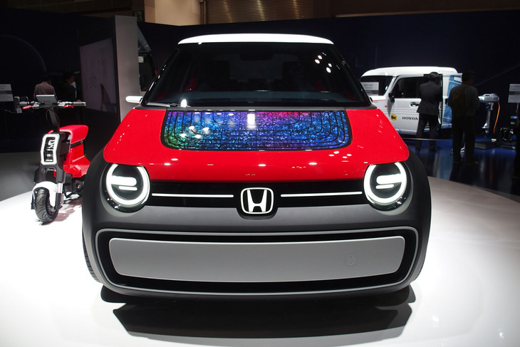 「SUSTAINA-C Concept（サステナ・シー コンセプト）」（写真右）と「Pocket Concept（ポケット コンセプト）」（写真左）。