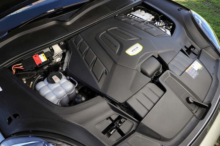 パワーユニットは「カイエン ターボ」と同じ最高出力550PSの4リッターV8ツインターボエンジンと同136PSのモーターの組み合わせ。モーターはエンジンと8段のトルコン式ATとの間にレイアウトされる。