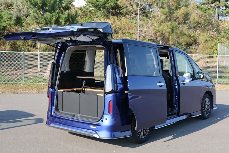 展示車のなかには、これが世界初公開となるこんなモデルも……。こちらは「セレナ」ベースの新たな車中泊仕様車（の試作車）である。前後2列シートの4人乗りで、後席を倒すとフラットなフロアが得られる点は「マルチベッド」仕様と同じだが、最後部エリアに秘密アリ。