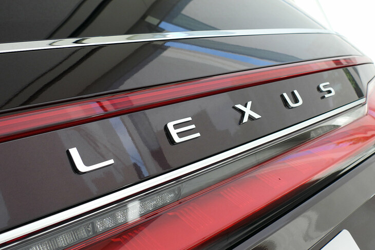 レクサスLM500h“バージョンL”（「LEXUS」バッジ）