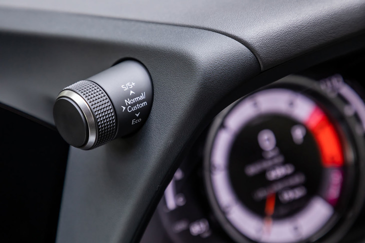 メーターフード左側にドライブセレクターが備わる。走行モードは「エコ」「ノーマル」「スポーツS」「スポーツS＋」「カスタム」の全5種類。各モードに応じてメーターの表示デザインも切り替わる。