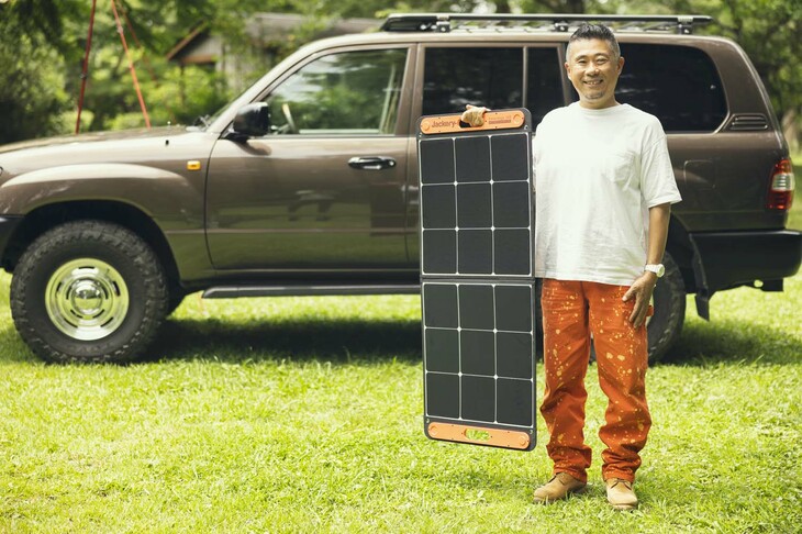 住宅やクルマからだけでなく、自然エネルギーでもチャージできるのがJackery製品のいいところ。ソーラーパネル「Jackery SolarSaga 100」は折り畳み収納が可能で、その際のサイズは535×610×35mm。
