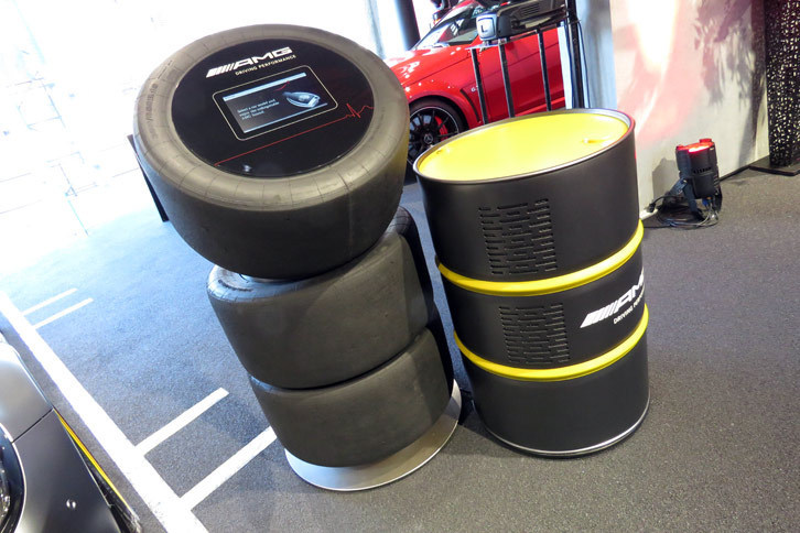 AMG東京世田谷には、車両内外装のイメージを大型画面で確認できるデジタルサイネージや、エキゾーストサウンドを楽しめるサウンドカウンターなどといった独自の設備が設けられている。