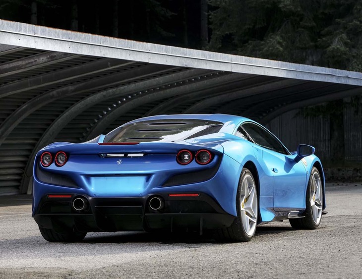 エンジンを透かし見ることができるレキサン製リアウィンドウは、名車の誉れ高い「F40」（1987年）の要素を取り入れたもの。空力性能を損なうことなく、エンジンルーム内の熱気排出も促進する。