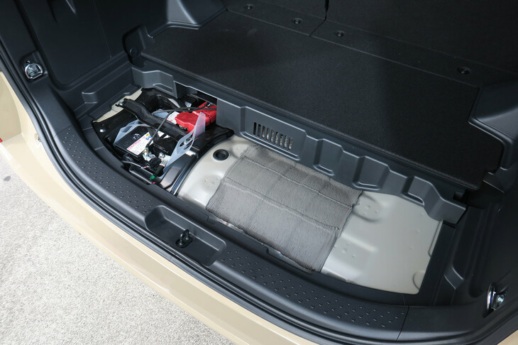 トヨタ・シエンタ ハイブリッドZ E-Four 5人乗り（荷室床下スペース）