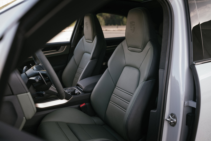 「カイエンS Eハイブリッド」の前席は8wayの電動調整機構付きスポーツシートが標準。オプションで18wayの電動調整機構付きアダプティブスポーツシートや、14wayの電動調整機構付きコンフォートシートも用意される。