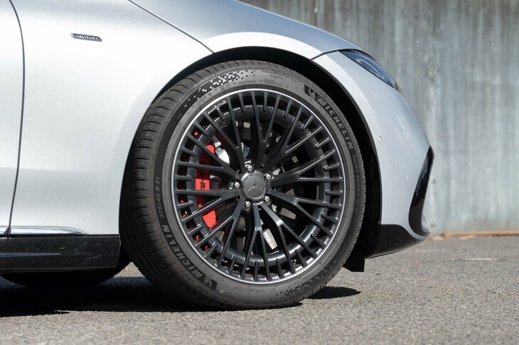 タイヤサイズは前後とも275/40の21インチ。メッシュスポークのホイールはAMG専用デザインだ。