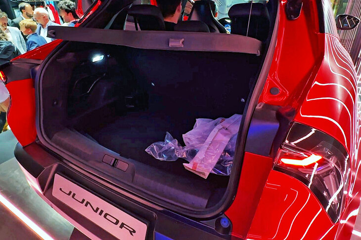 ラゲッジルーム容量は400リッター。