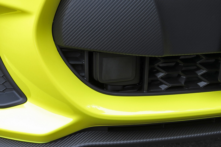 フロントグリル内に装備されたミリ波レーダー。新型「スイフトスポーツ」には、自動緊急ブレーキやアダプティブクルーズコントロールなどの運転支援システムが用意されている。