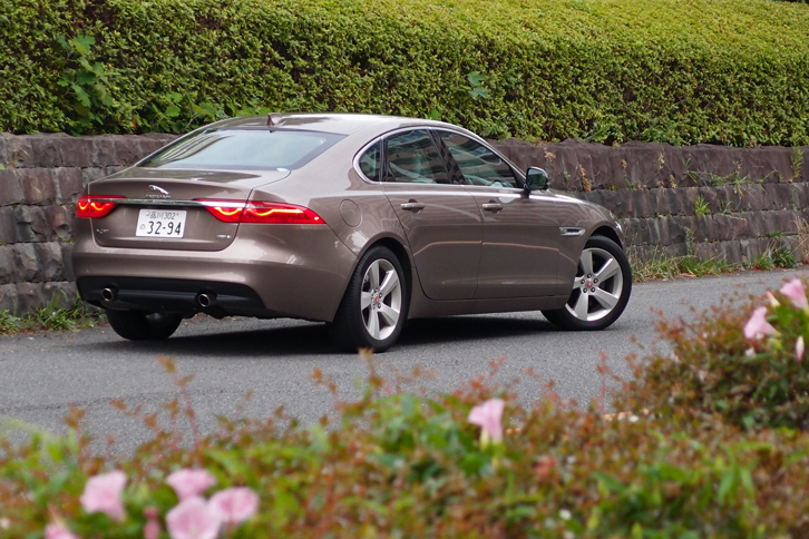 リアビュー。2本出しのエキゾーストパイプがスポーティーなムードを演出する。