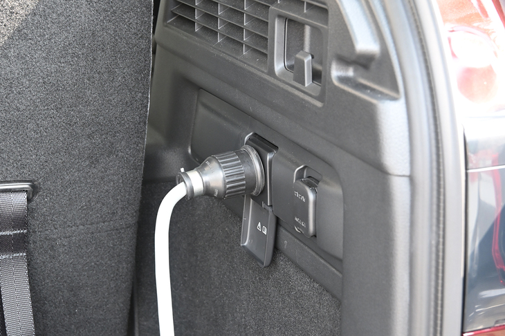 平野石油の簡易給油機は100V電源、または太陽光発電で動く。車両に100Vのコンセントがあればこんな使い方もできる。