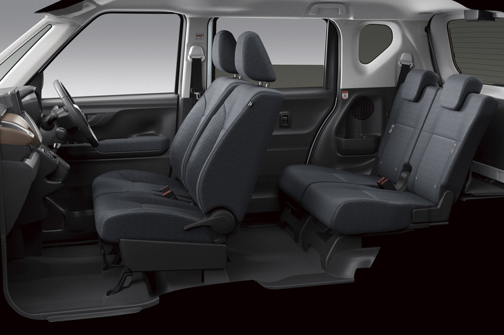 最高出力64PSの0.66リッター直3ターボエンジンを搭載する「ムーヴRS」のインテリア。後席は50：50の2分割式で、可倒／リクライニングに加え、240mmのロングスライド機構が備わる。