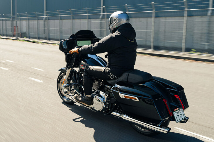 従来型より大幅な進化を遂げたにもかかわらず、“お値段据え置き”とされている新型「ストリートグライド」（写真）と「ロードグライド」。ある意味では、非常にお得なモデルといえるかもしれない。