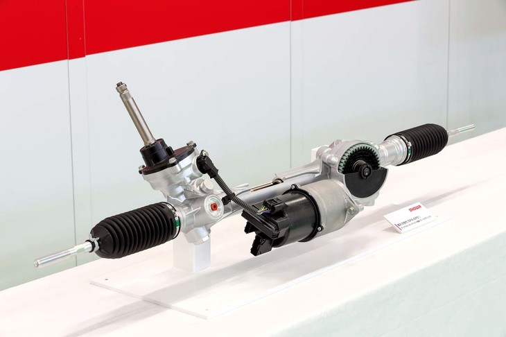 「DPA-EPS」と呼ばれる最新の電動パワーステアリング。ダイレクト感が得られるためスポーツカーに適しているとされる。今回披露された最新型では“切り始めの引っかかる感覚”がより改善されているという。