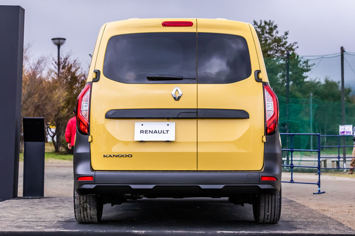 日本では「カングー」の特徴として語られる観音開きのテールゲートだが、じつは仏本国では、乗用モデルには一般的な上開きのテールゲートが装備される。