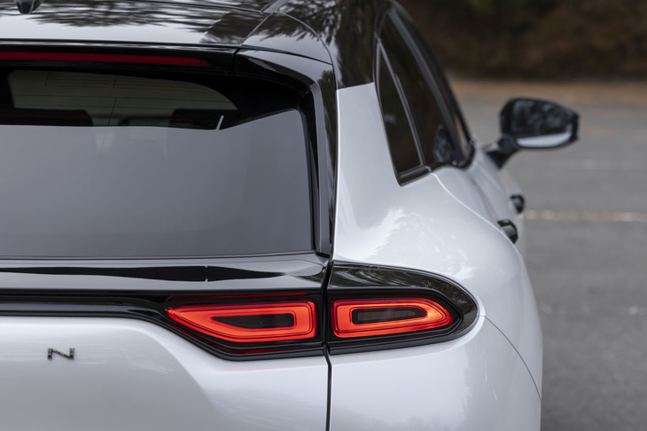 サイドに大きく張り出したリアセクションがエクステリアの最大のアピールポイントだ。