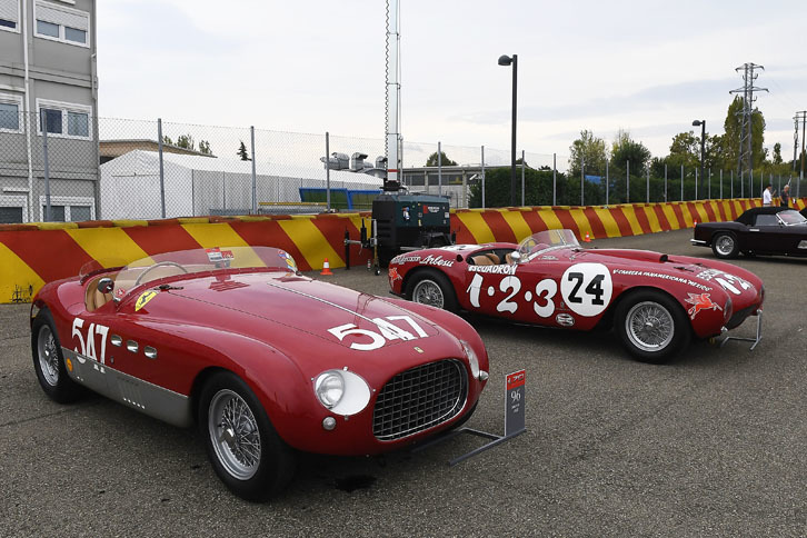 手前は「340MMスパイダー ビニャーレ」（1953年）。奥は「375MM」（1954年）。