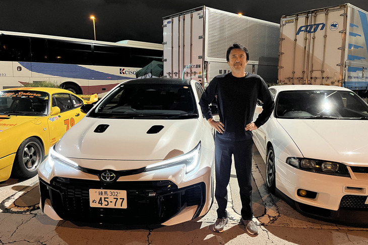 平日にもかかわらず、夜の首都高・辰巳PAには多くのカーマニアが集まっていた。本格派の「GRカローラ」にとって首都高というステージは役不足かもしれないが、購入者が満足していればそれでいいのだ。たぶん。