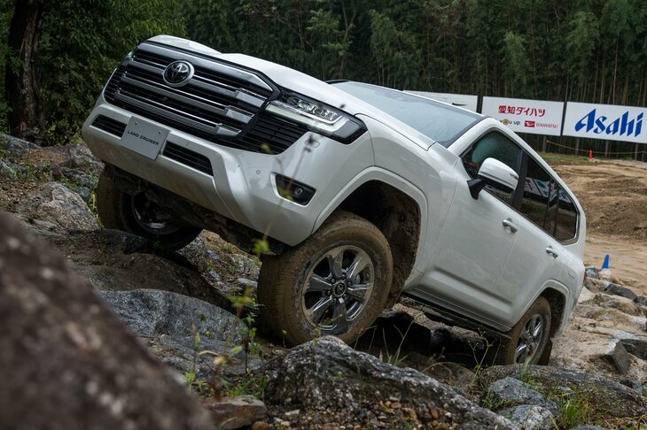 2021年に発表・発売された現行「トヨタ・ランドクルーザー」。世界屈指のオフロード性能を誇る本格クロカンで、今も根強い人気を集めている。