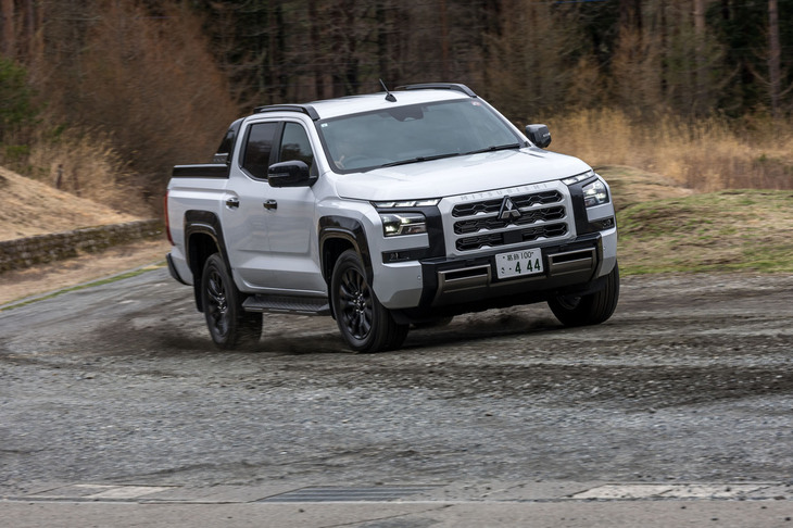 駆動方式は「スーパーセレクト4WD-II」と呼ばれる4WD。後輪駆動の2Hのほか、フルタイム4WDの4H、パートタイム4WDの4HLcおよび4LLcを使い分けられるのが特徴だ。