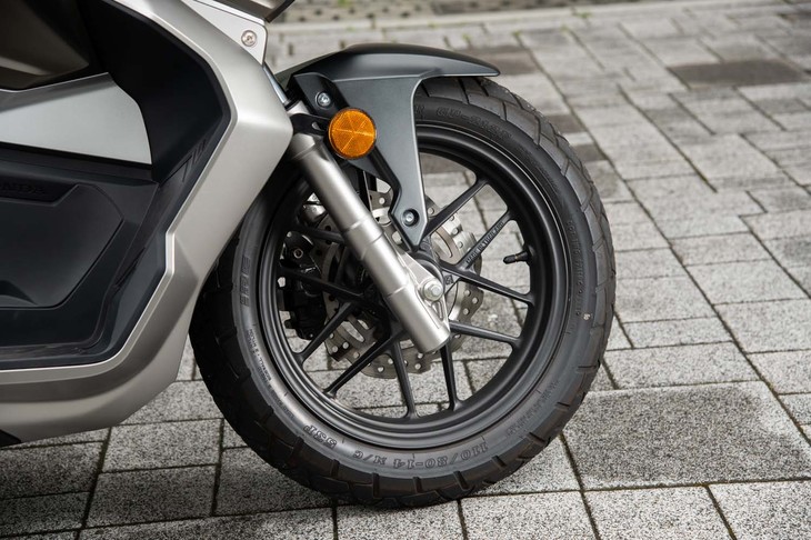 細身のスポークが印象的なホイール。サイズはフロント（写真）が14インチでリアが13インチ。