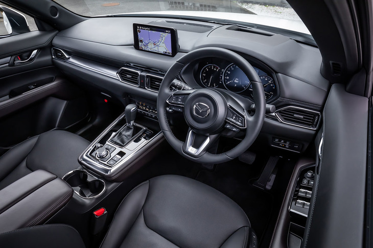 インストゥルメントパネルの基本デザインは従来型と同じだが、今回の改良でセンターディスプレイのサイズが7インチから8インチに大型化された。写真はFF車だが、4WD車の場合「オフロードトラクションアシスト」のスイッチが、ダッシュボード右下のスイッチパネルに追加されている。