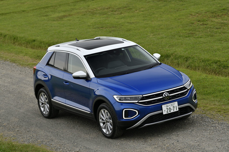 「TロックTDIスタイル」の外板色は、写真の「ラヴェンナブルーメタリック／ピュアホワイト」を含むツートンカラー5種類、シングルカラー5色の計10種類から選択できる。電動パノラマスライディングルーフは、13万2000円の有償オプションアイテム。